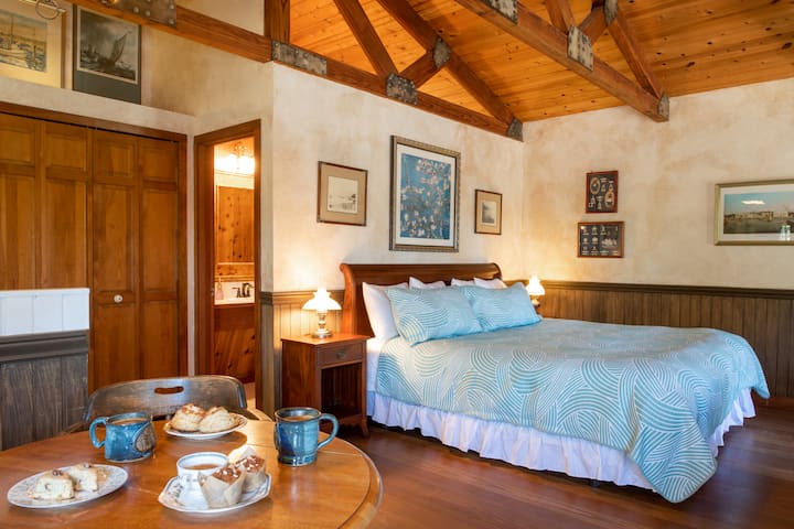 comfortable king size bed, salted wood ceilings