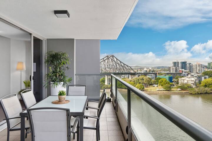 Spectacular River & City Views – Family Apartment