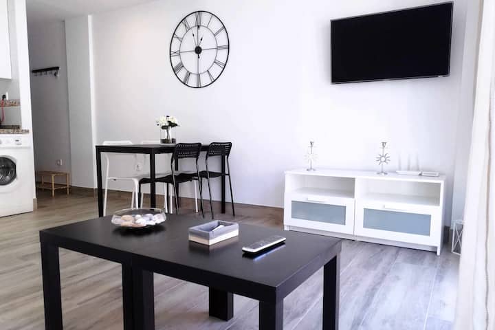 Moderná a svetlá obývacia izba, ideálna na nezabudnuteľný pobyt