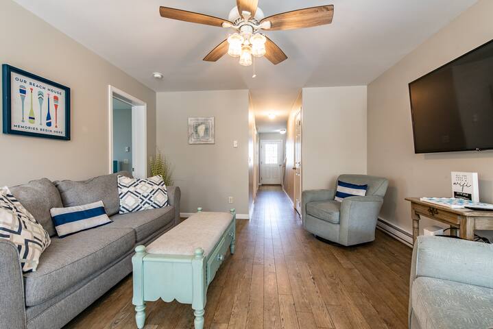 Beautiful & Bright! Bonnet 6 bedroom with Views! gallery image 2