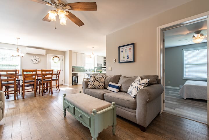 Beautiful & Bright! Bonnet 6 bedroom with Views!