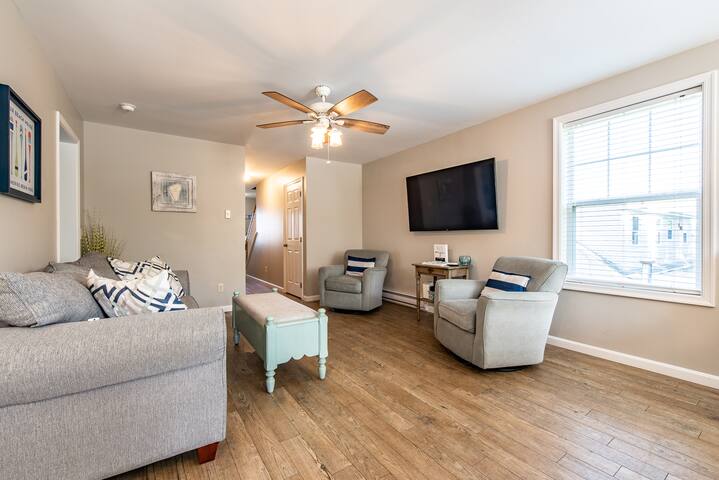 Beautiful & Bright! Bonnet 6 bedroom with Views! gallery image 4