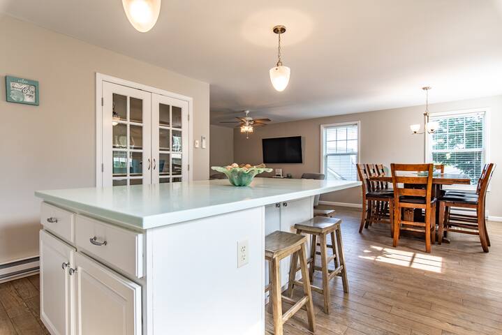 Beautiful & Bright! Bonnet 6 bedroom with Views! gallery image 3