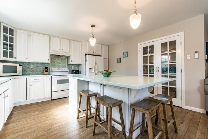 Beautiful & Bright! Bonnet 6 bedroom with Views! gallery image 5