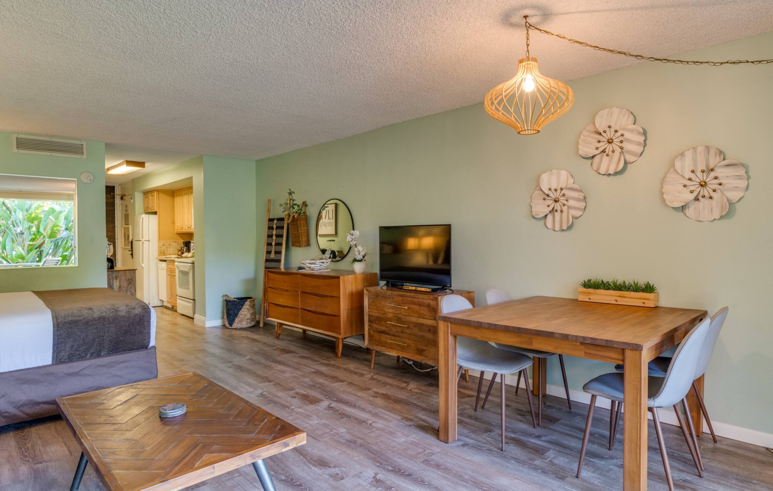 Condo in Lahaina · ★4.54 · Studio · 2 beds · 1 bath - Image 8