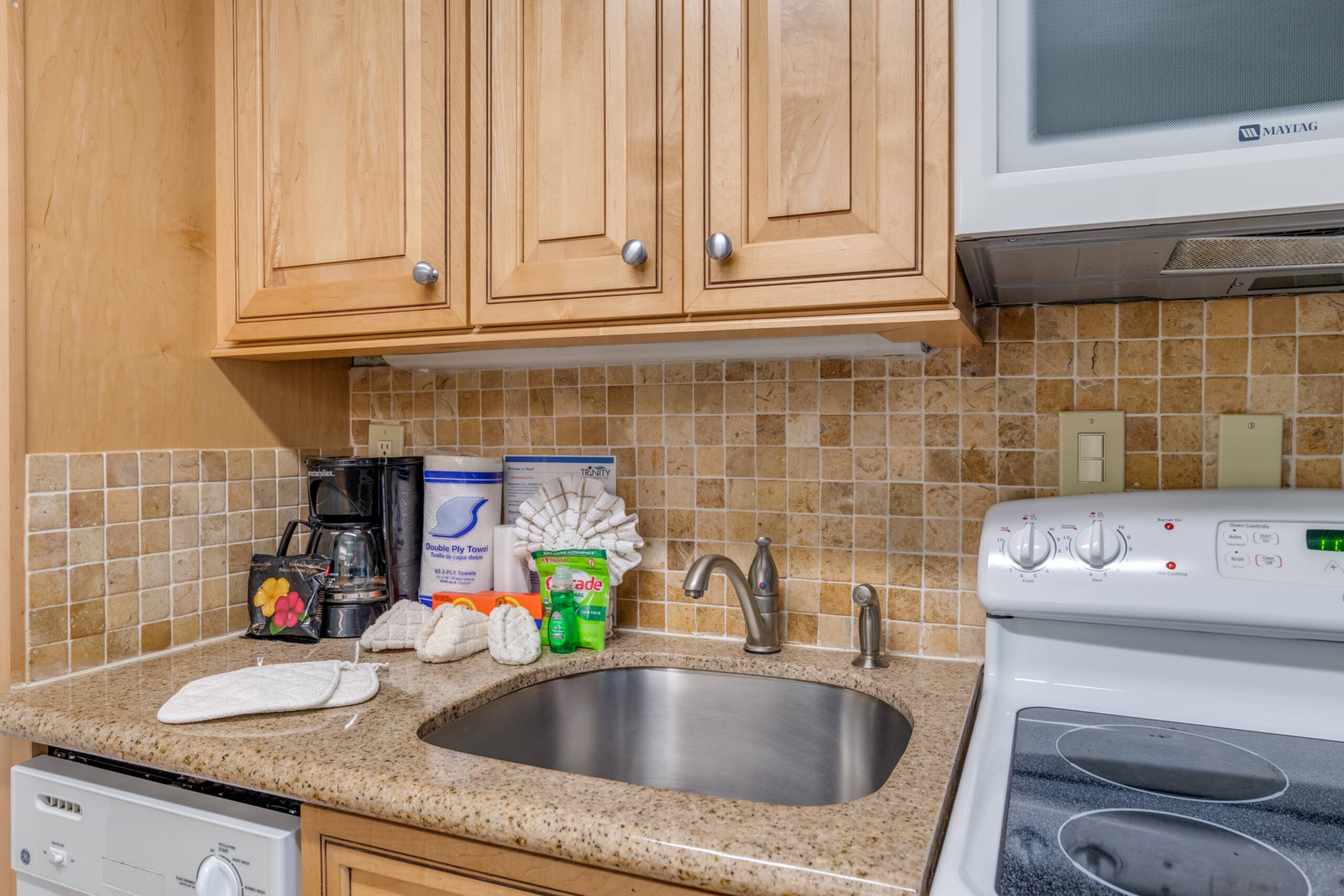 Condo in Lahaina · ★4.54 · Studio · 2 beds · 1 bath - Image 11