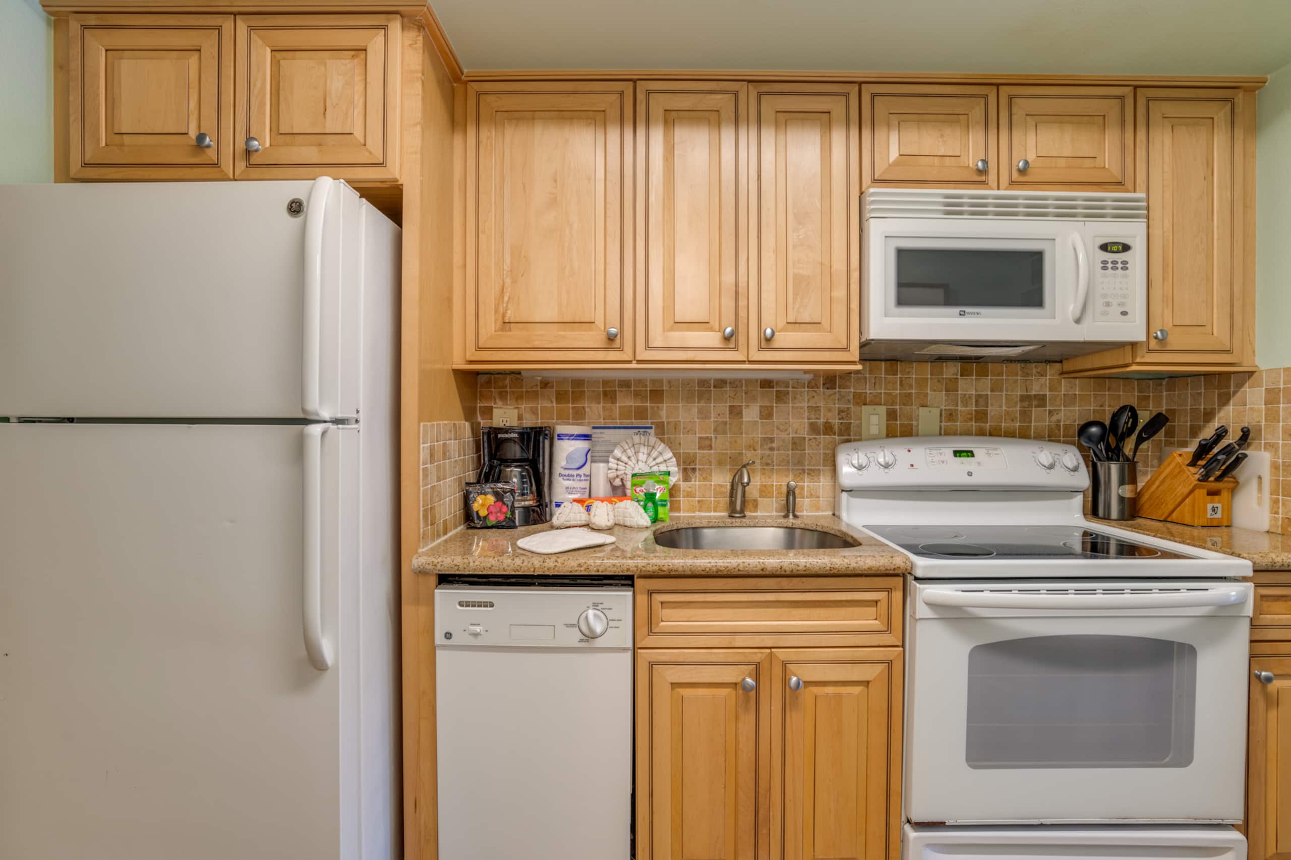 Condo in Lahaina · ★4.54 · Studio · 2 beds · 1 bath - Image 3