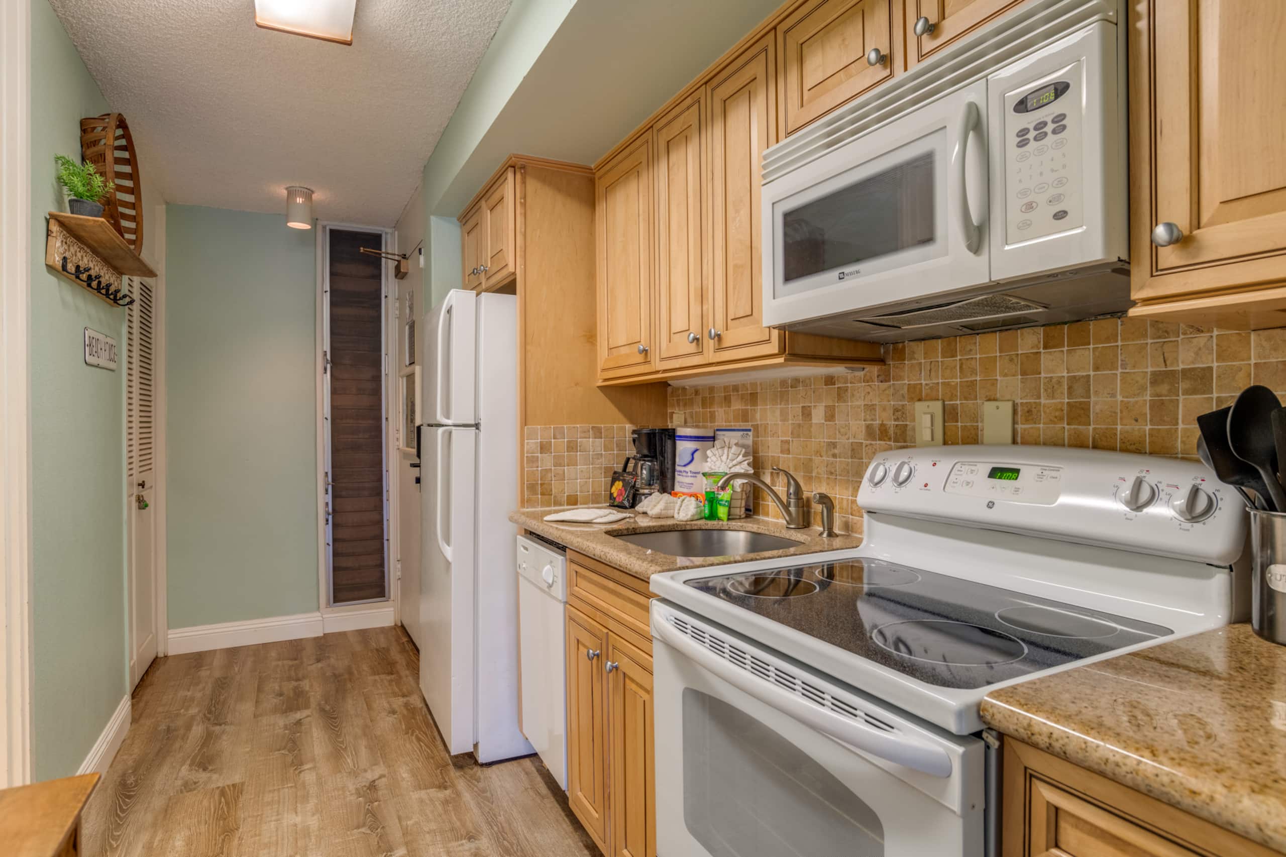 Condo in Lahaina · ★4.54 · Studio · 2 beds · 1 bath - Image 12