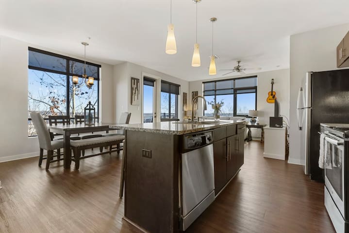 Luxurious Downtown Corner Views 2 bed 2bath-#211