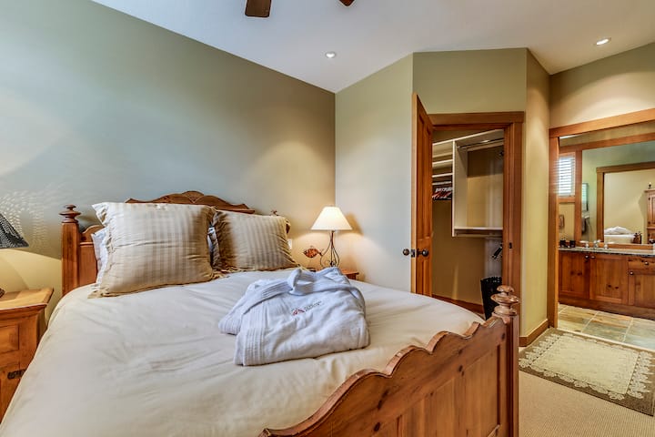 Cama tamaño queen en dormitorio principal - Planta superior