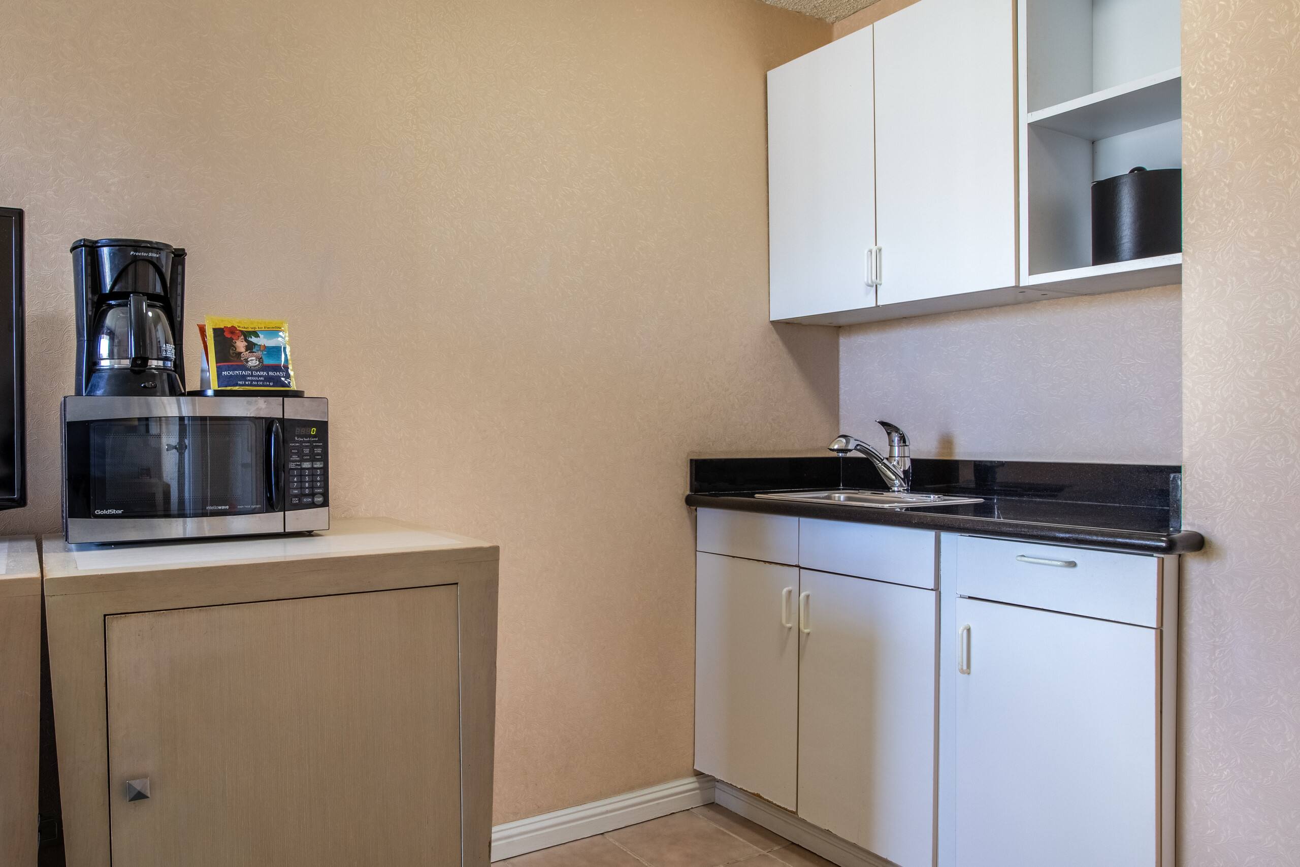 Condo in Honolulu · ★4.75 · 1 bedroom · 2 beds · 1 shared bath - Image 6