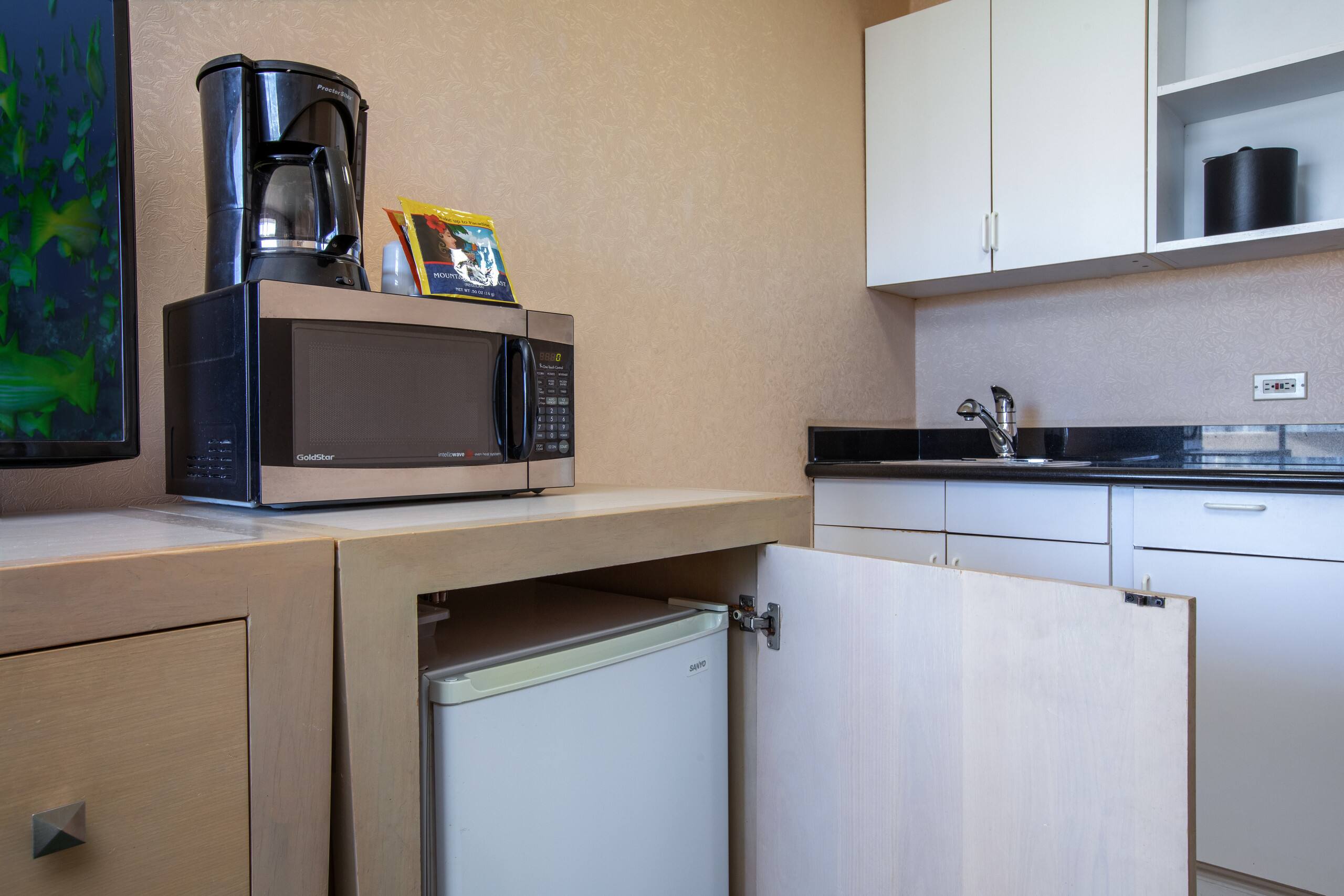 Condo in Honolulu · ★4.75 · 1 bedroom · 2 beds · 1 shared bath - Image 7