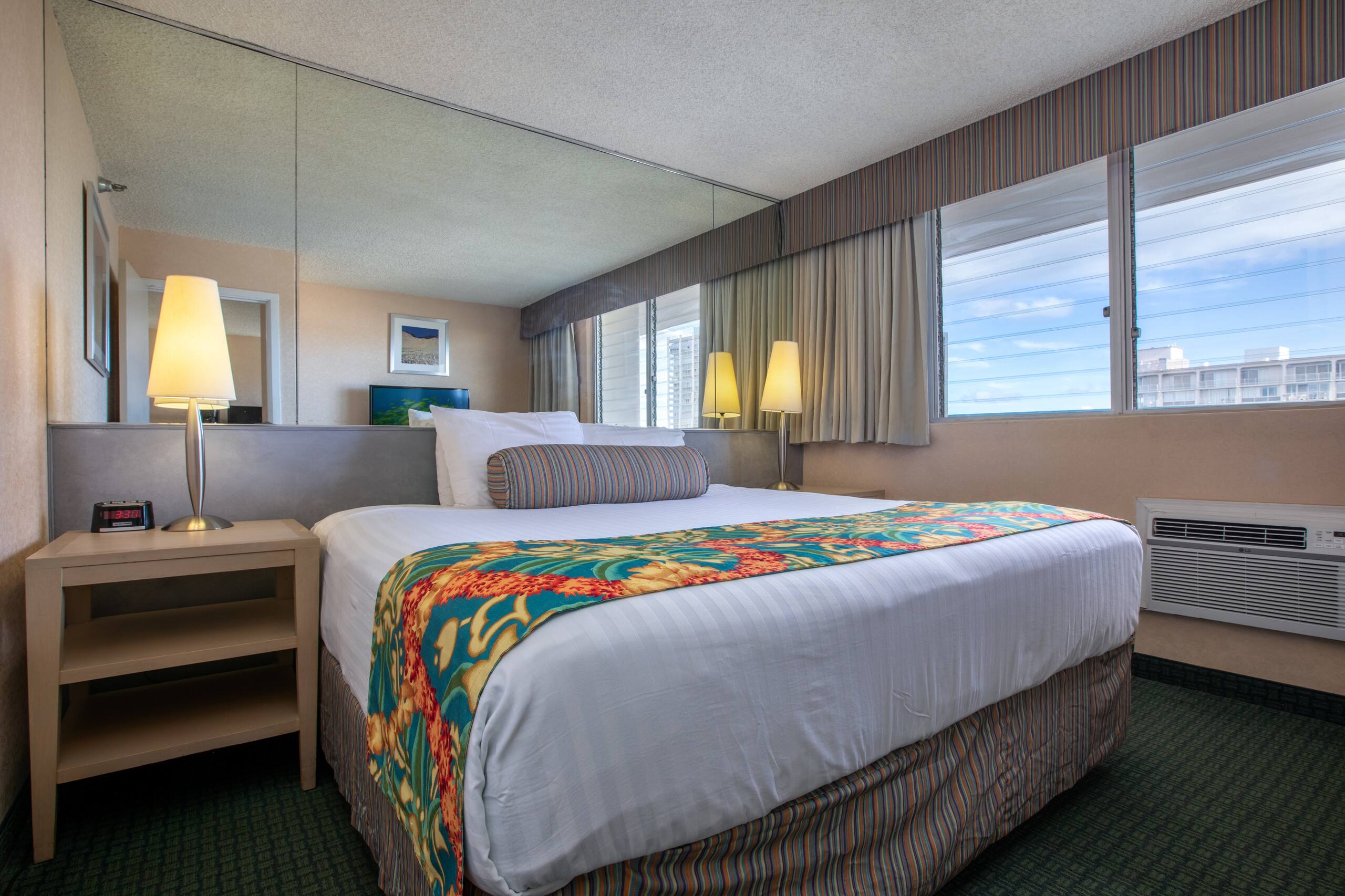 Condo in Honolulu · ★4.75 · 1 bedroom · 2 beds · 1 shared bath - Image 8