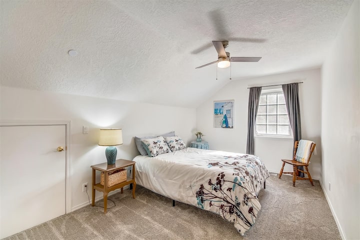 Spavaća soba na katu s bračnim krevetom (Queen) na plaži