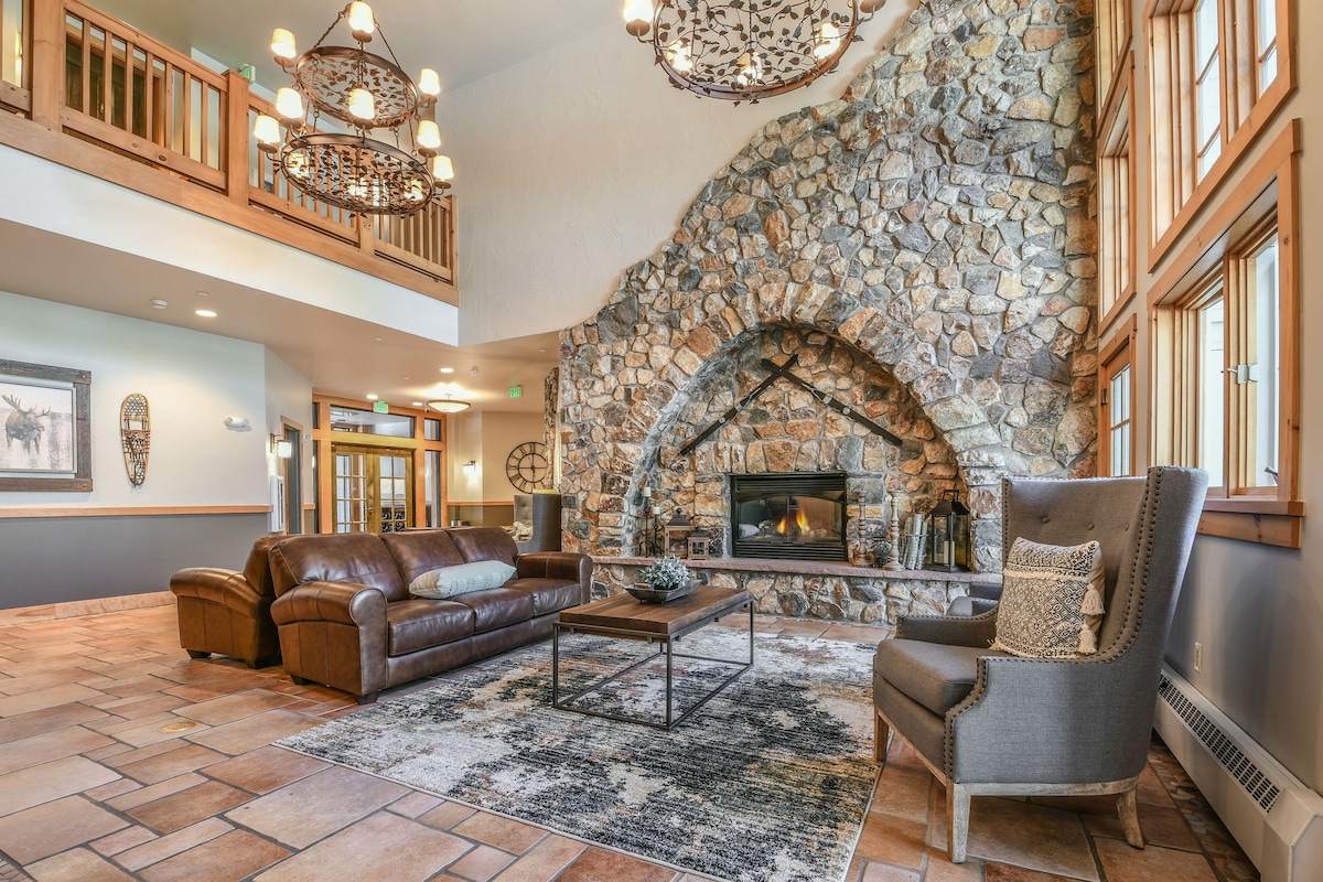 Hermoso vestíbulo de la estación de expedición con chimenea