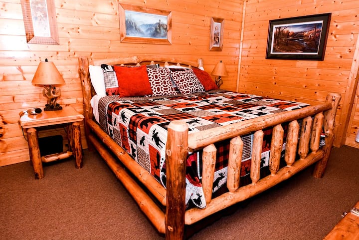 Tento apartmán na nižšom poschodí má veľkú manželskú posteľ a celý priestor pripomína pohodlie domova.