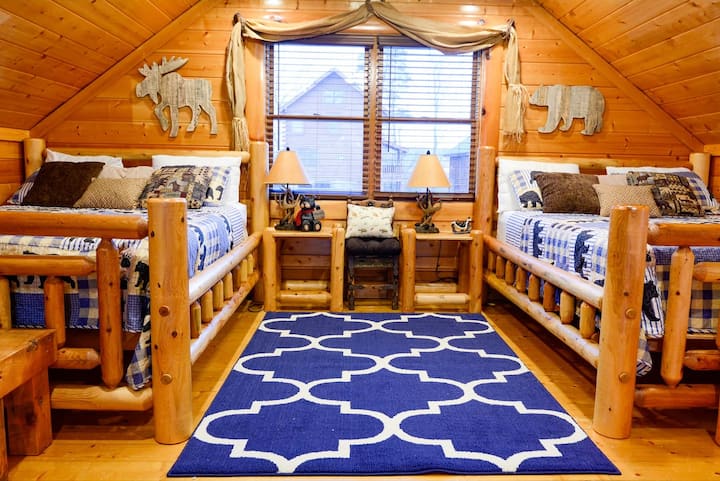 Deti milujú toto podkrovie s dvoma manželskými posteľami, kde majú výhľad na hory z pohodlia vlastnej postele.