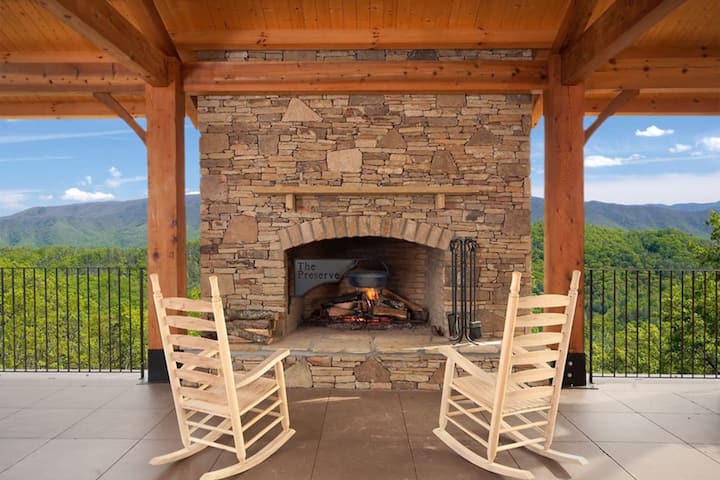 Pečte marshmellows a útulne pri vonkajšom ohni pavilónu, keď sa pozeráte na krásnu scenériu