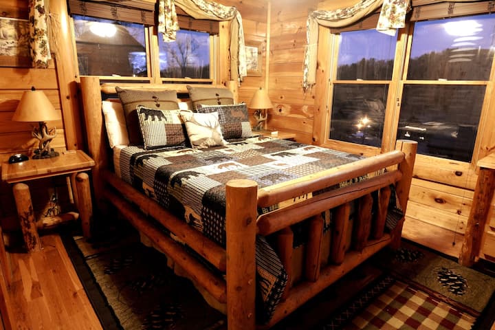 Toto je apartmán na hlavnej úrovni, kde si môžete oddýchnuť v tejto pohodlnej manželskej posteli a zároveň si vychutnať neskorú nočnú šou predtým, ako sa vyspíte.