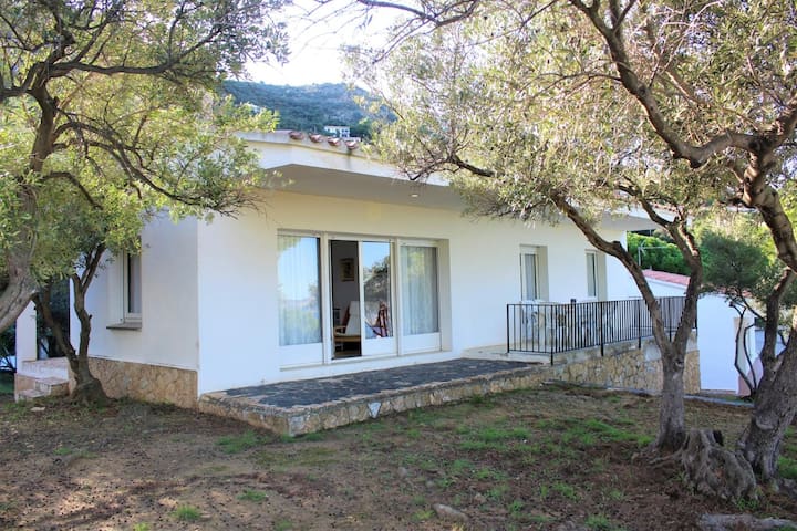 v. fané der. – house with garden and sea views in