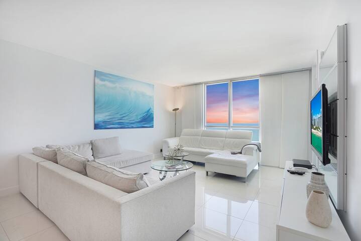 Luxurious 2 bedroom/ Full Ocean View Tides-CS56 gallery image 3