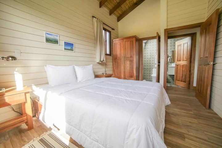 Likizo yako bora kabisa – pumzika katika chumba hiki cha kulala chenye starehe chenye kitanda cha watu wawili, televisheni ya kebo, kabati lenye nafasi kubwa na bafu la kujitegemea kwa ajili ya ukaaji wa kupumzika na usio na usumbufu.