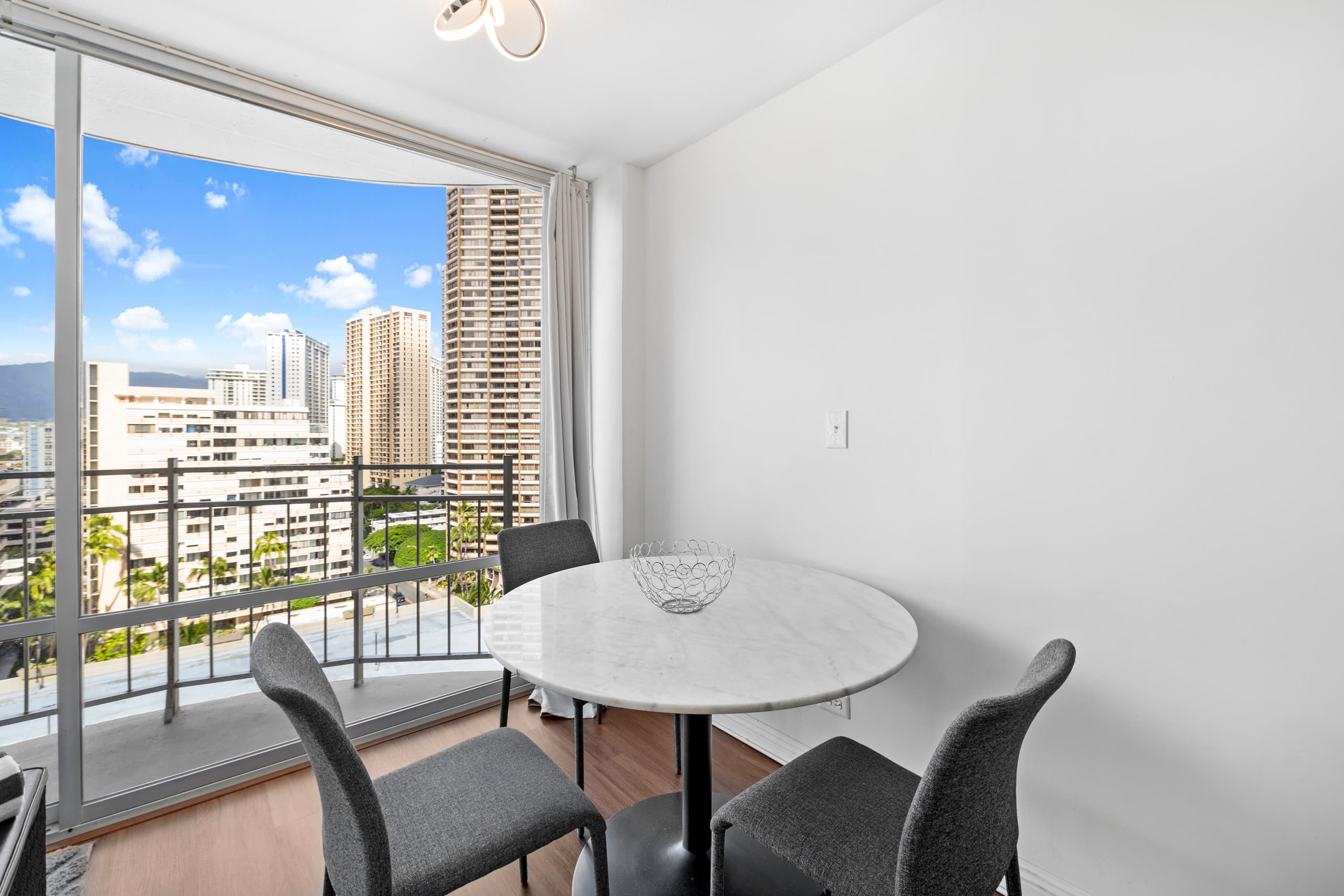 Stunning Waikiki Studio - 5 Star Location! - Image 2