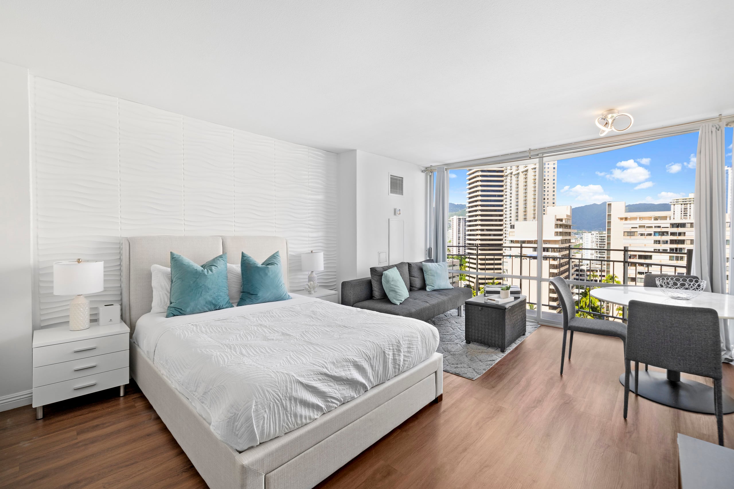 Stunning Waikiki Studio - 5 Star Location! - Image 1
