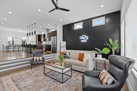 Magnificent Home - 1 King / 6 Queen Beds + Balcony