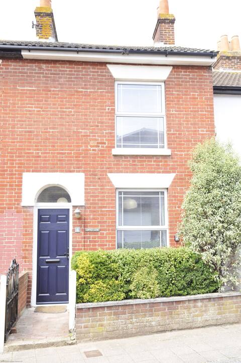 Top Airbnb: Little Lane - a Charming 2 Bedroom Cottage in Gosport