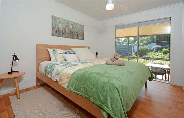 Oddýchnite si v druhej spálni s ďalšou manželskou posteľou King, ktorá je zariadená tak, aby poskytovala pohodlie a umožňovala pokojný pobyt.