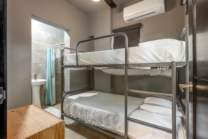 Útulná izba s poschodovou posteľou ideálna pre deti alebo priateľov. Pohodlné postele, uvoľnená atmosféra a zábavný priestor na odpočinok po celých dňoch strávených na pláži a dobrodružstvách.