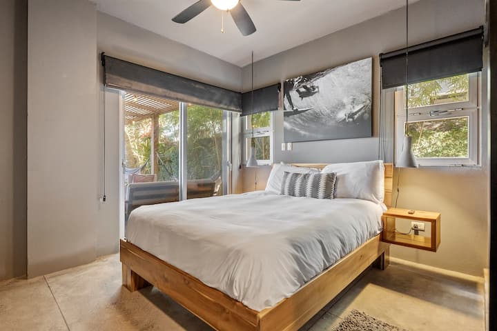 Svetlá spálňa s pohodlným matracom a čistou posteľnou bielizňou.