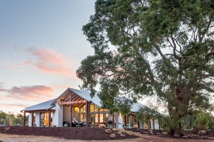 Amaroo—Luxe Hinterland Farmhouse + Studio gallery image 3