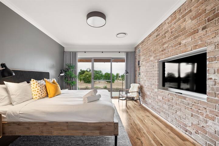 Amaroo—Luxe Hinterland Farmhouse + Studio gallery image 2