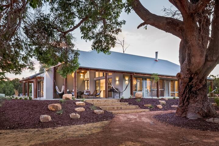 Amaroo—Luxe Hinterland Farmhouse + Studio gallery image 5