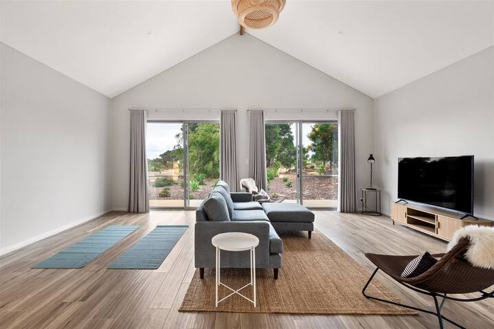 Amaroo—Luxe Hinterland Farmhouse + Studio gallery image 4