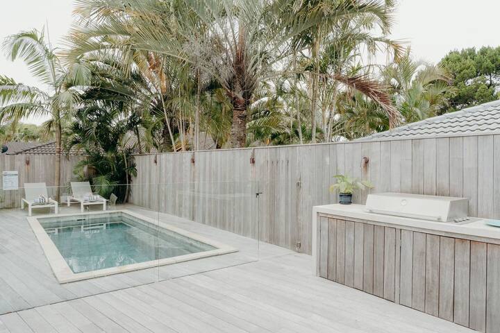 Paradise Palms – pet-friendly beach home with pool gallery image 4