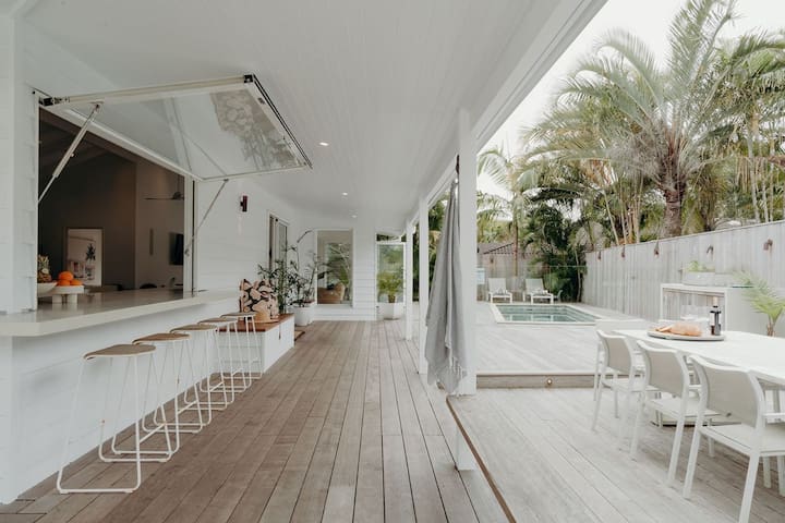 Paradise Palms – pet-friendly beach home with pool