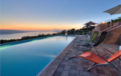 Nice home in Stinica with WiFi
