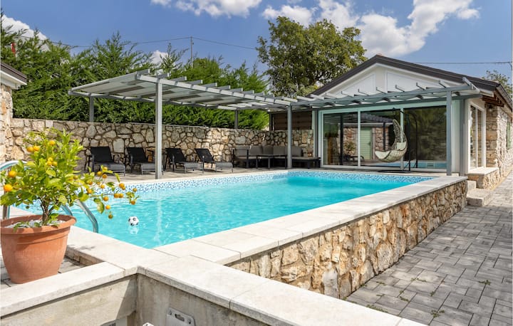 Stunning Home In Smrika - Dramalj