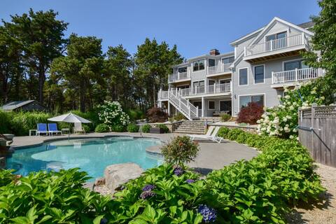 Gorgeous Outdoor areas with Heated Pool & Hot Tub!