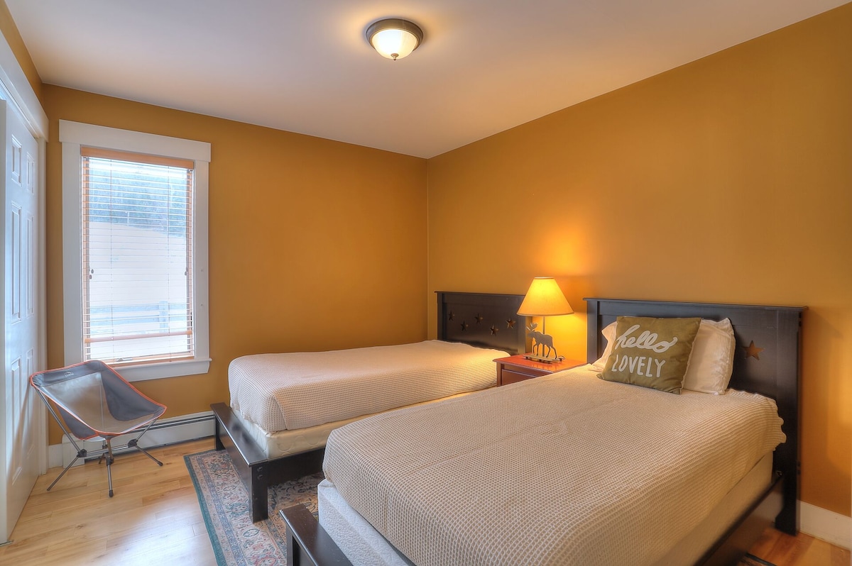 带两张单人床的第二间卧室