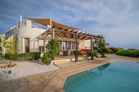 Stunning views in villa w/ hot tub, pool, garden