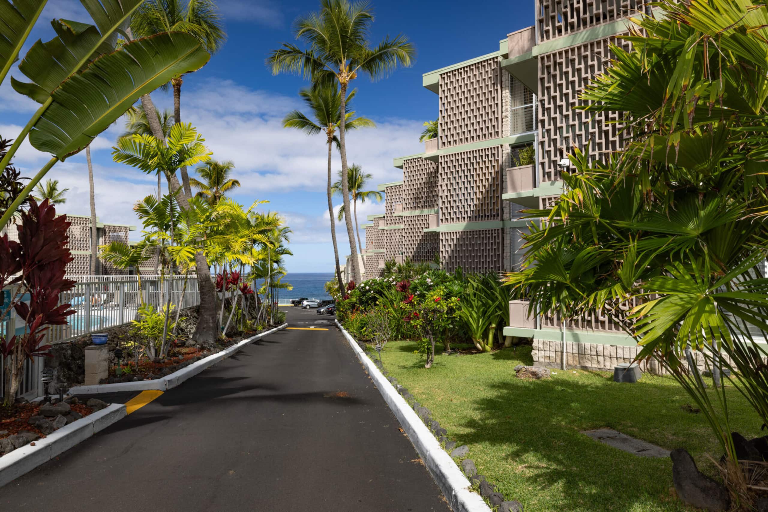 Condo in Kailua-Kona · ★4.85 · 1 bedroom · 2 beds · 1 private bath - Image 18
