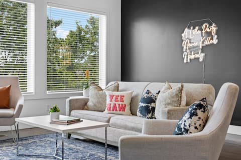 Huge Home in Music City -7 Beds, Balcony & Fire