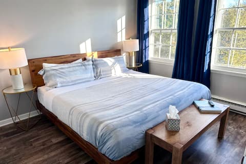 2BR Downtown Yorkville Apt by Fox River