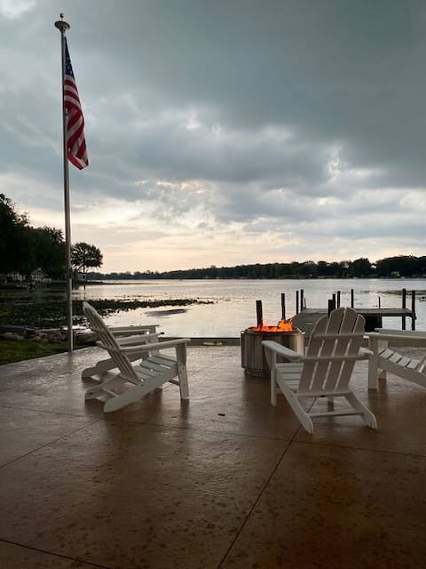 Comfy & Cozy Lakefront Cottage