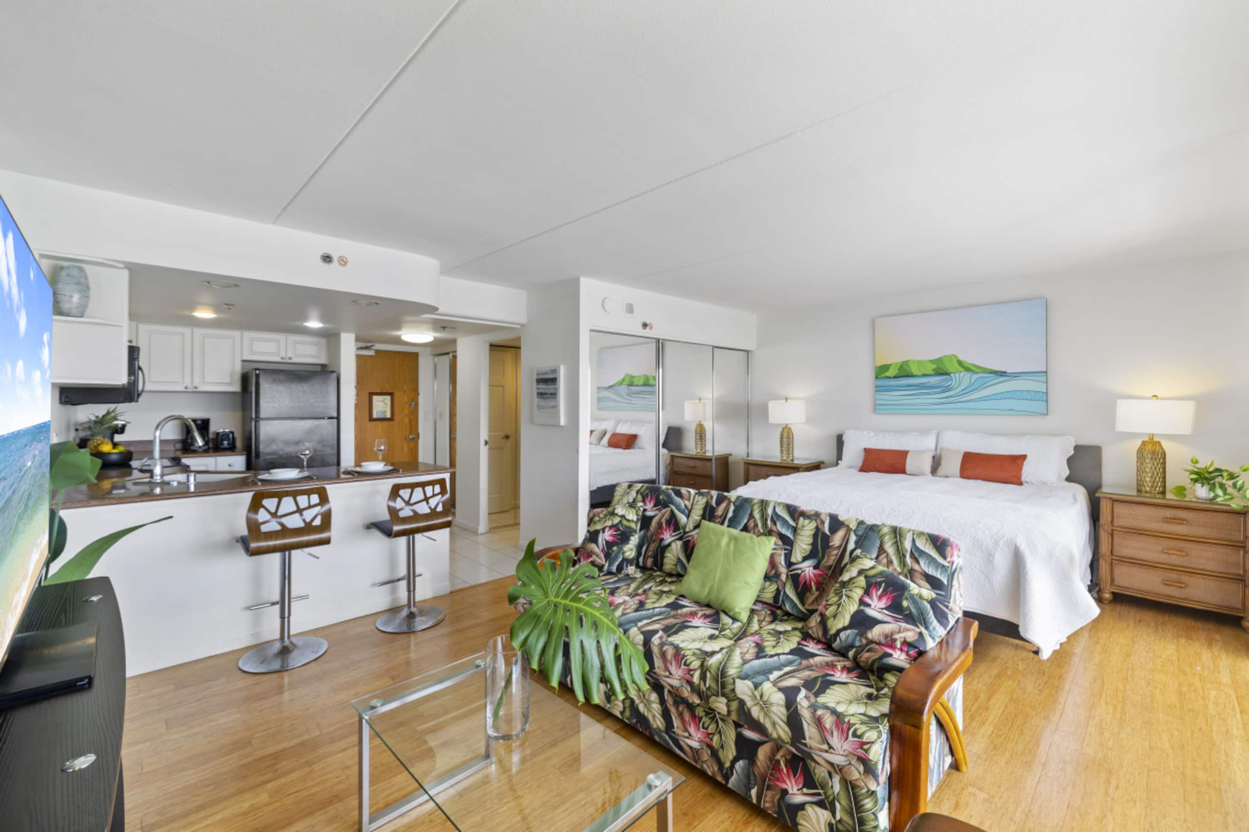 Condo in Honolulu · ★4.94 · 1 bedroom · 1 bed · 1 private bath - Image 13