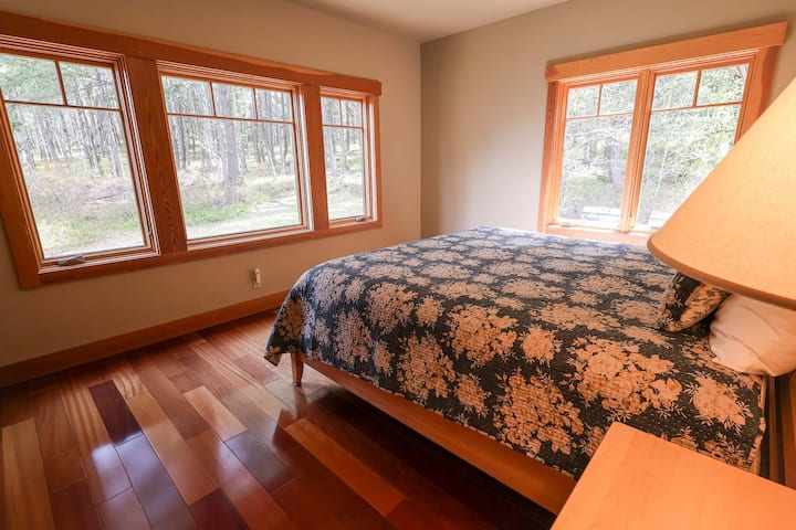 Dormitorio king en planta baja con baño privado.